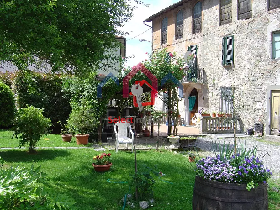 Immagine 1 di Casa semindipendente in vendita  a Borgo A Mozzano