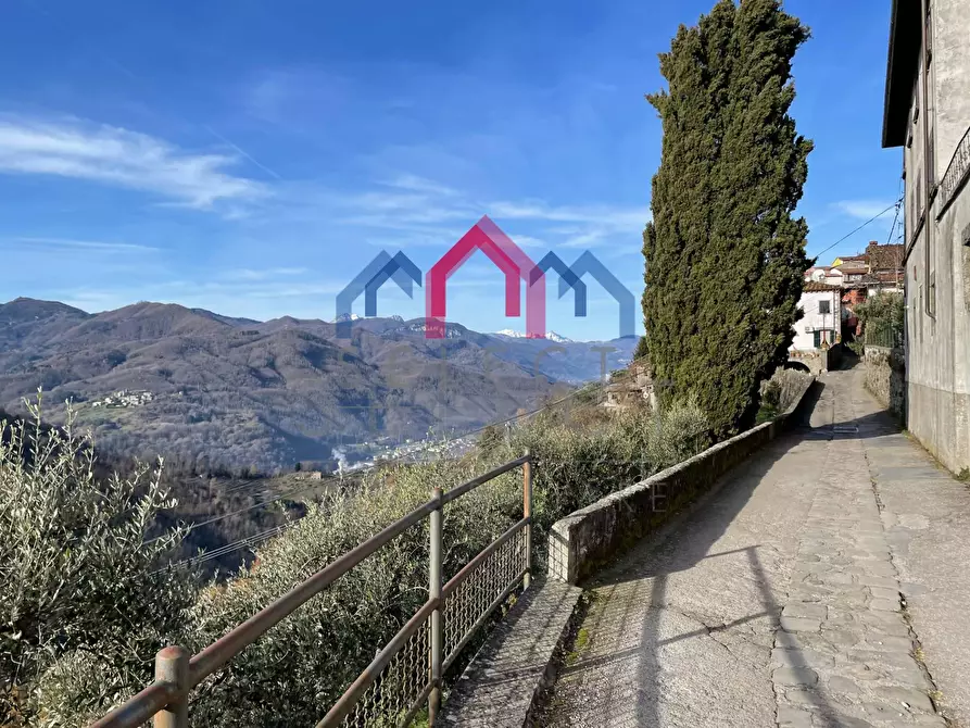 Immagine 1 di Casa semindipendente in vendita  a Bagni Di Lucca