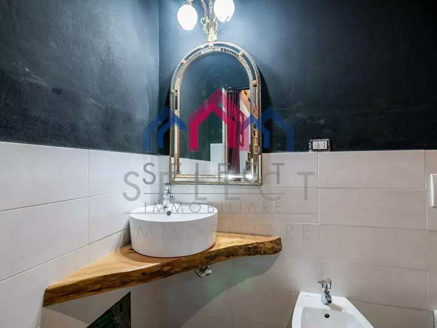 Immagine 57 di Palazzo in vendita  a Borgo A Mozzano