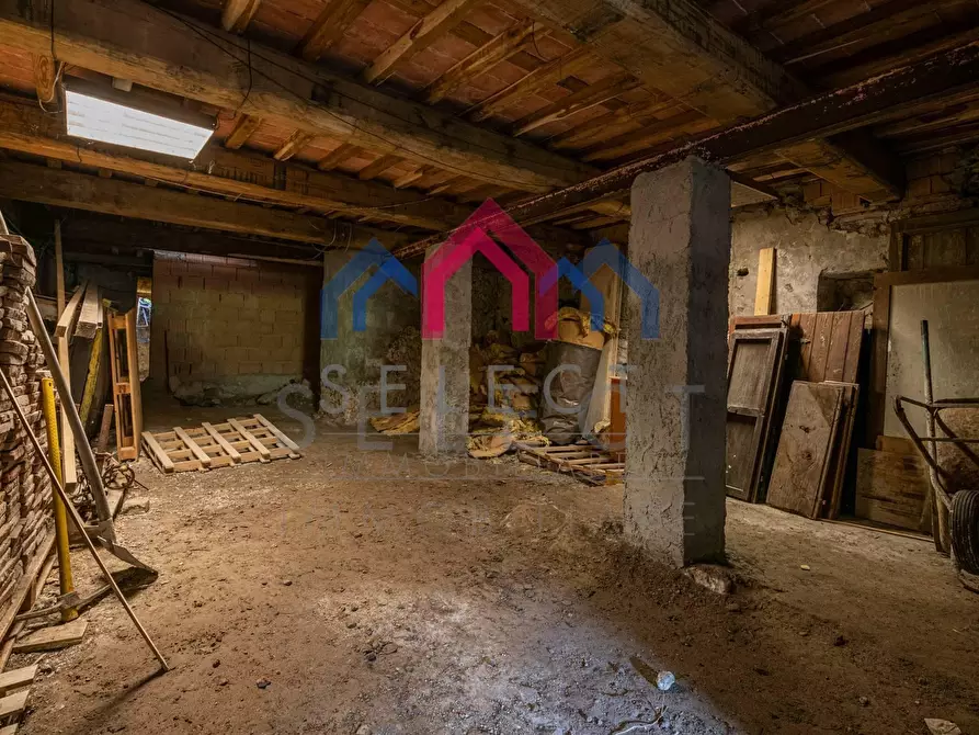 Immagine 15 di Palazzo in vendita  a Borgo A Mozzano