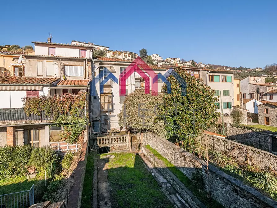 Immagine 13 di Palazzo in vendita  a Borgo A Mozzano
