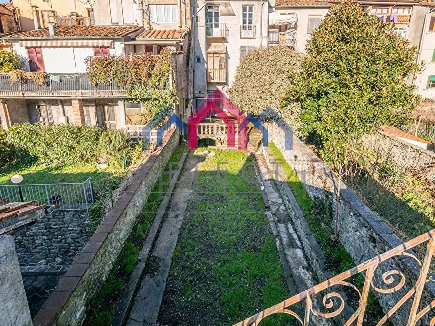 Immagine 14 di Palazzo in vendita  a Borgo A Mozzano