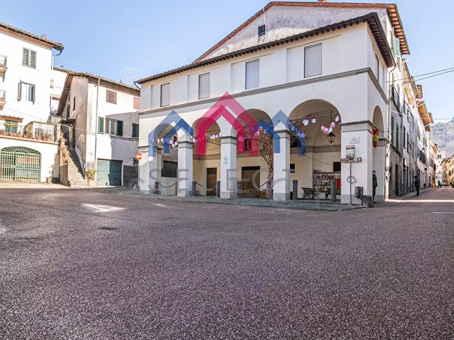 Immagine 3 di Palazzo in vendita  a Borgo A Mozzano