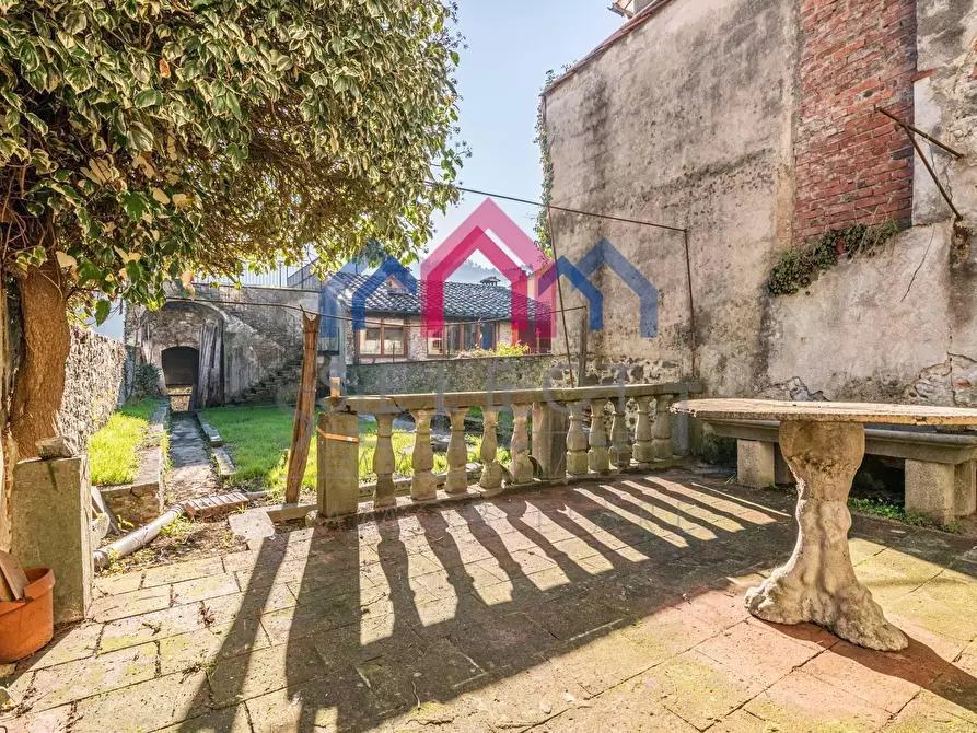 Immagine 10 di Palazzo in vendita  a Borgo A Mozzano