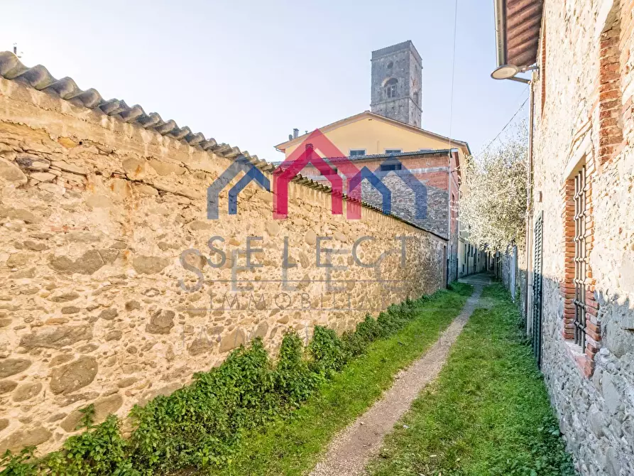 Immagine 18 di Palazzo in vendita  a Borgo A Mozzano