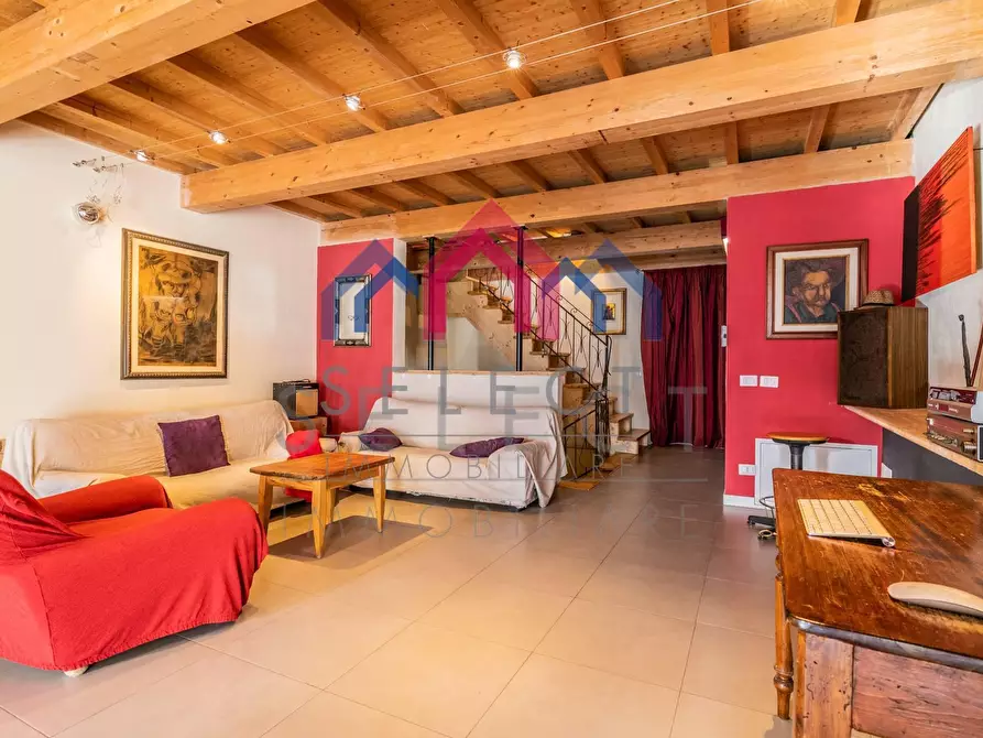 Immagine 1 di Palazzo in vendita  a Borgo A Mozzano