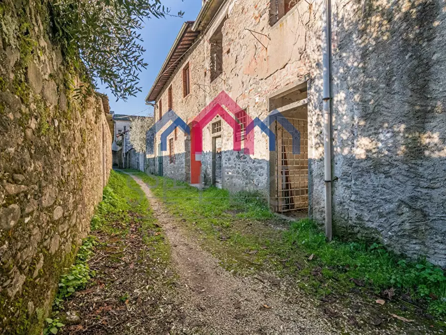 Immagine 17 di Palazzo in vendita  a Borgo A Mozzano