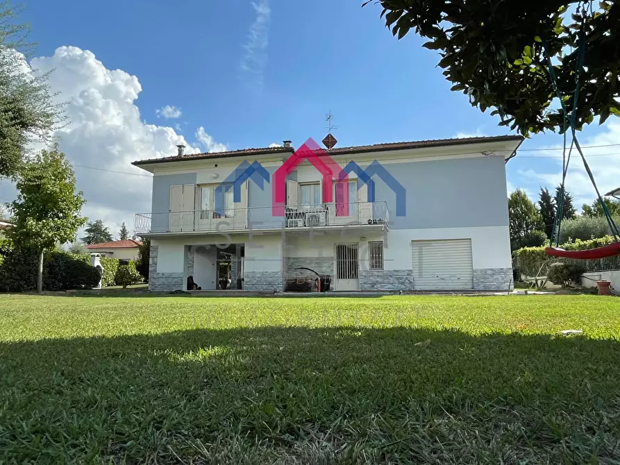 Immagine 43 di Villa in vendita  a Lucca