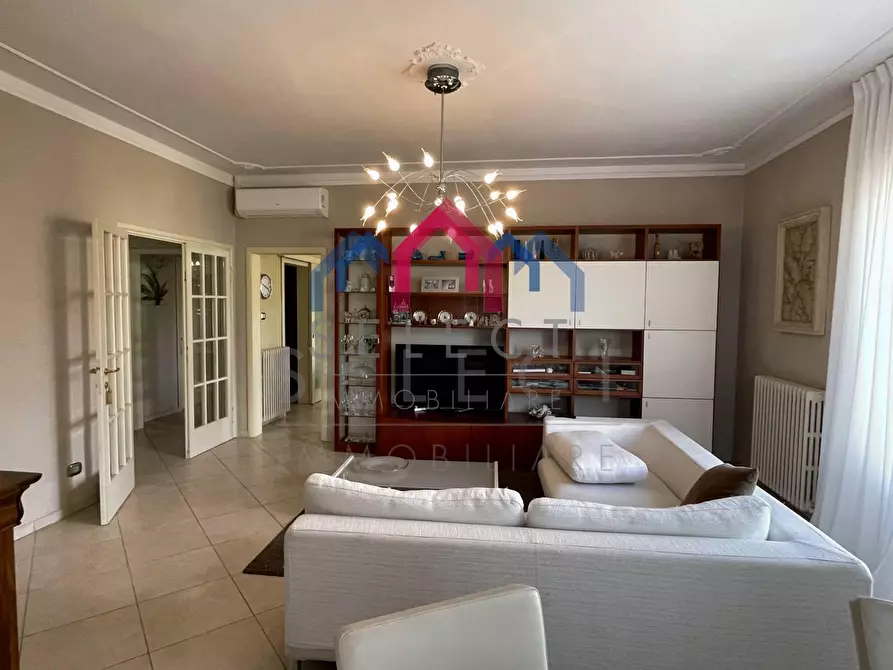 Immagine 6 di Villa in vendita  a Lucca