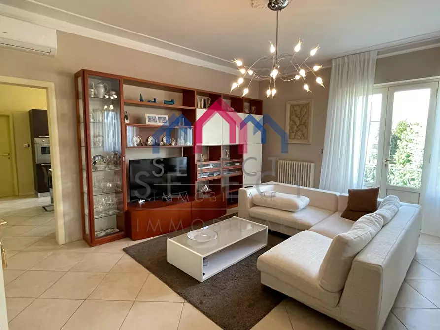 Immagine 5 di Villa in vendita  a Lucca