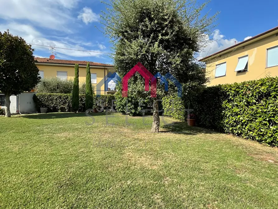 Immagine 41 di Villa in vendita  a Lucca