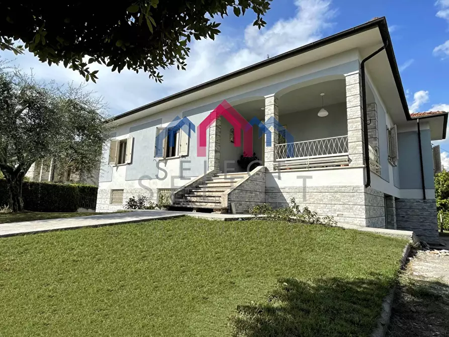 Immagine 1 di Villa in vendita  a Lucca