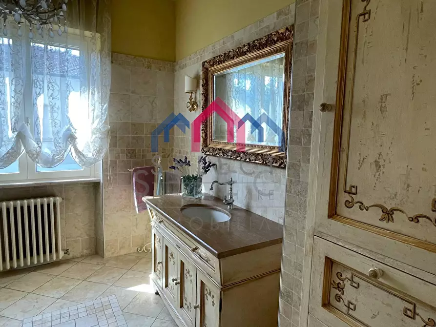 Immagine 27 di Villa in vendita  a Lucca
