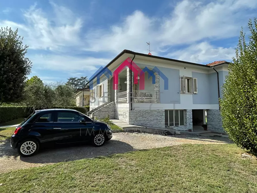 Immagine 53 di Villa in vendita  a Lucca