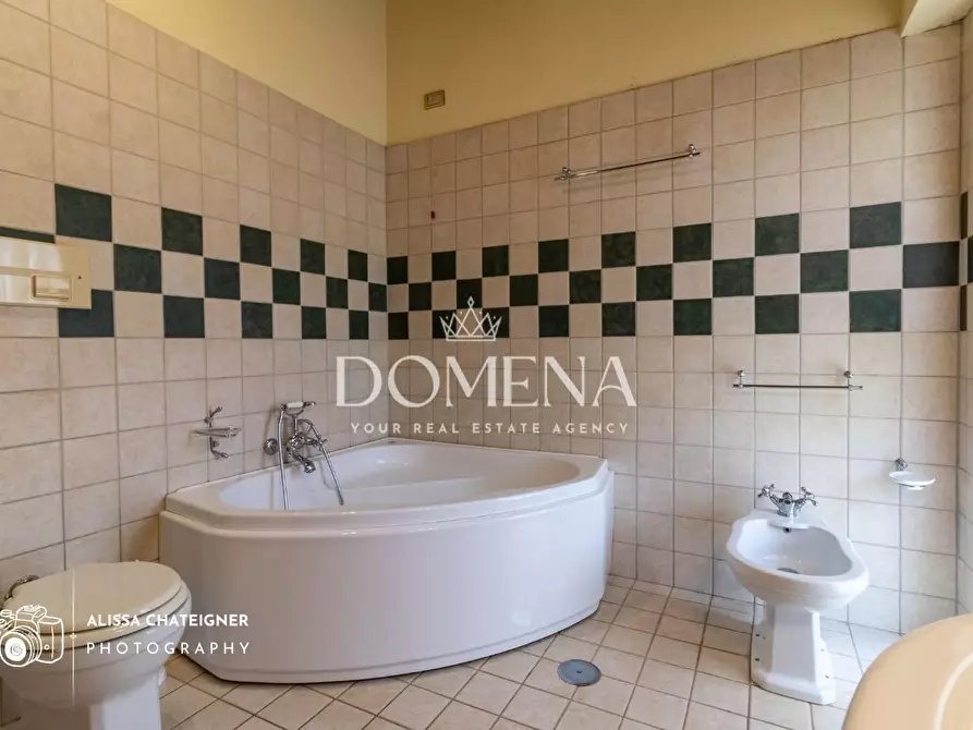 Immagine 35 di Deposito in vendita  a Siena