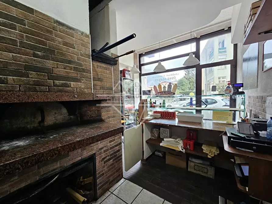 Immagine 5 di Locale commerciale in vendita  a Massa