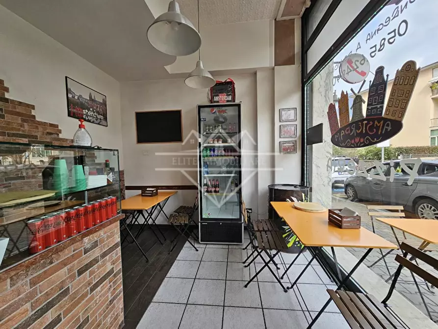 Immagine 3 di Locale commerciale in vendita  a Massa