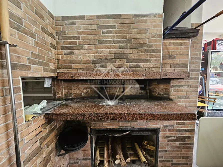 Immagine 6 di Locale commerciale in vendita  a Massa