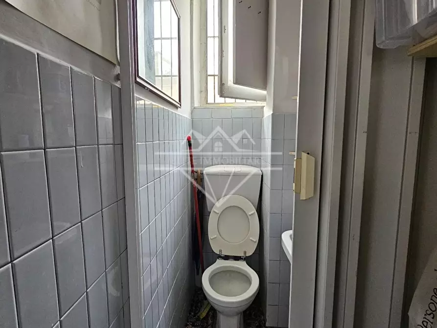 Immagine 9 di Locale commerciale in vendita  a Massa