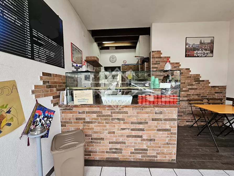 Immagine 1 di Locale commerciale in vendita  a Massa