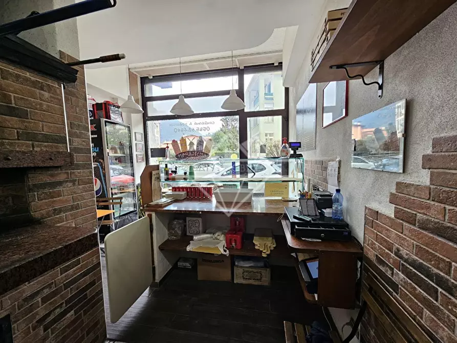 Immagine 4 di Locale commerciale in vendita  a Massa