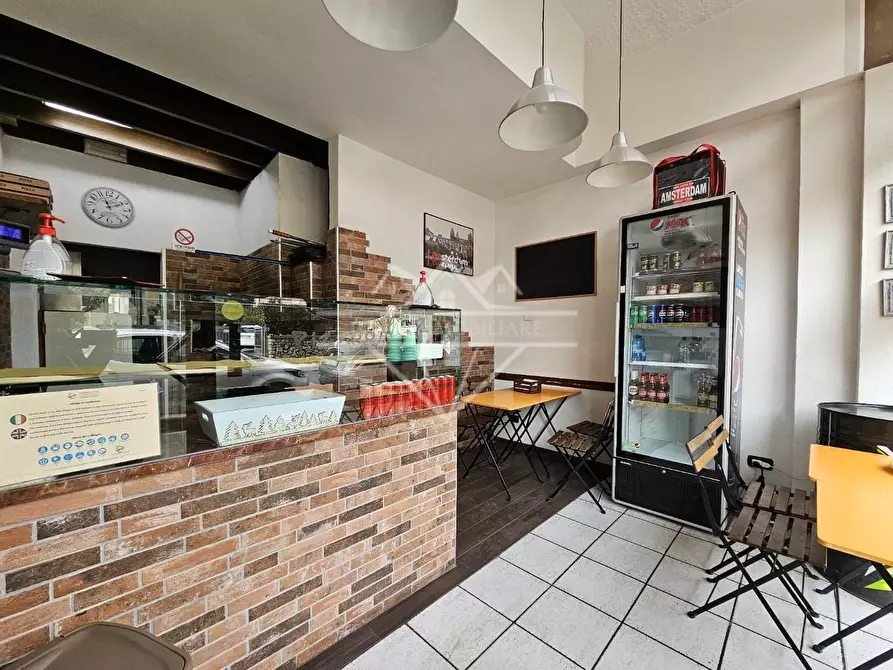 Immagine 2 di Locale commerciale in vendita  a Massa