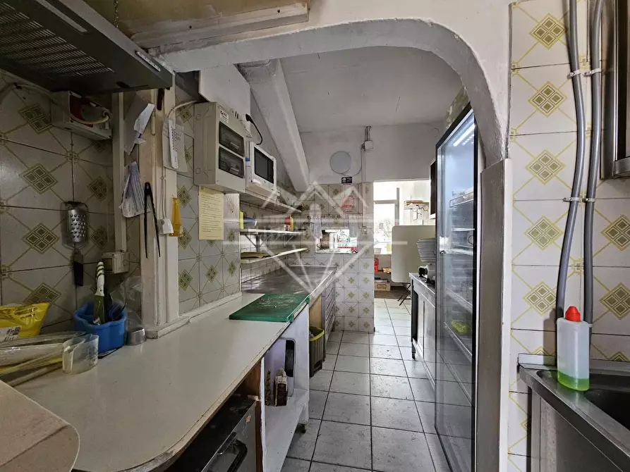 Immagine 7 di Locale commerciale in vendita  a Massa