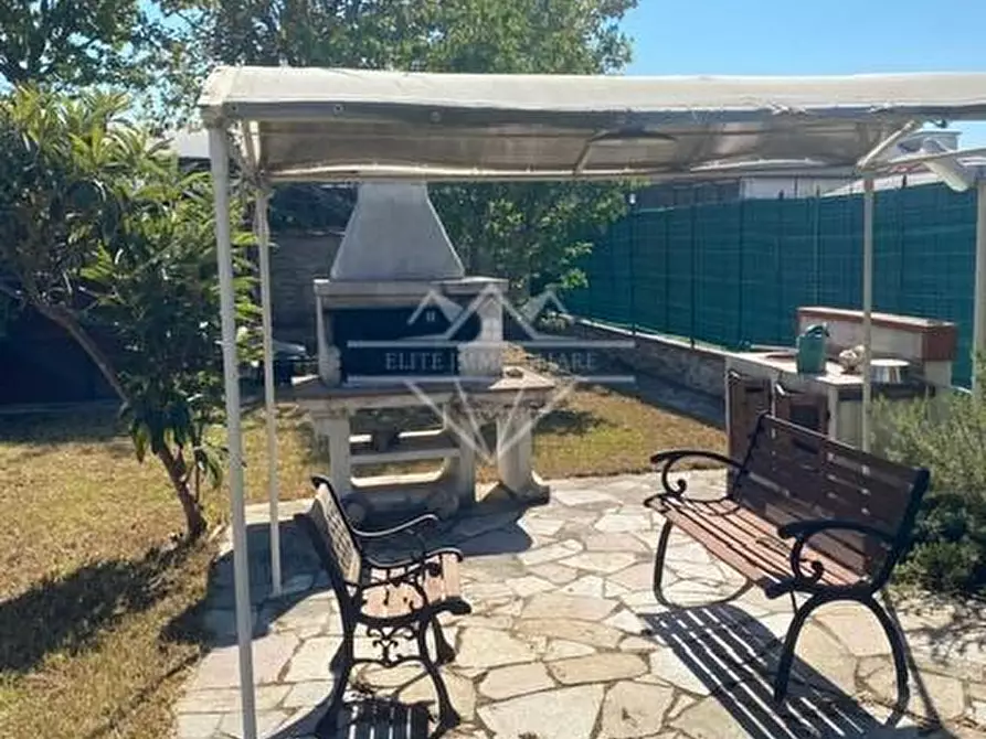 Immagine 10 di Casa bifamiliare in vendita  a Castelnuovo Magra