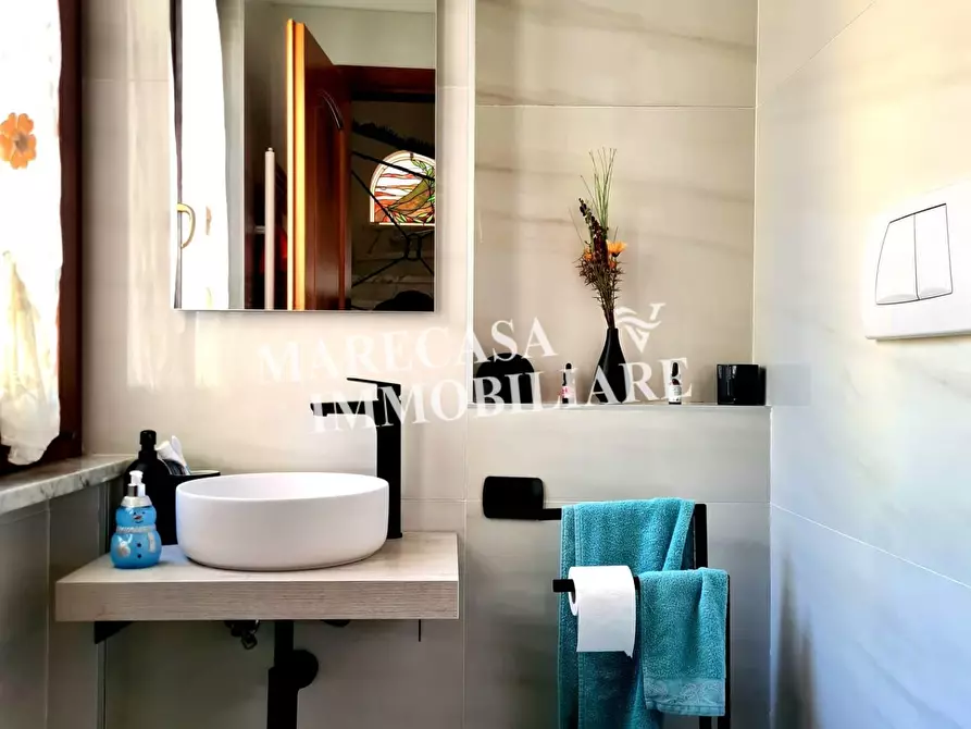 Immagine 15 di Villa in vendita  a Ortonovo