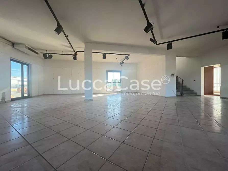 Immagine 10 di Locale commerciale in affitto  a Capannori