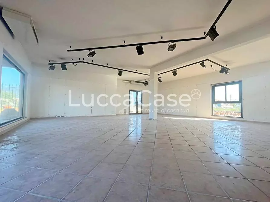 Immagine 8 di Locale commerciale in affitto  a Capannori