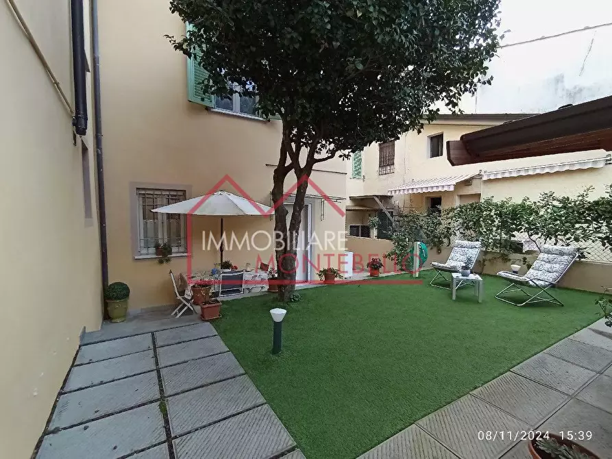 Immagine 2 di Appartamento in vendita  a Camaiore