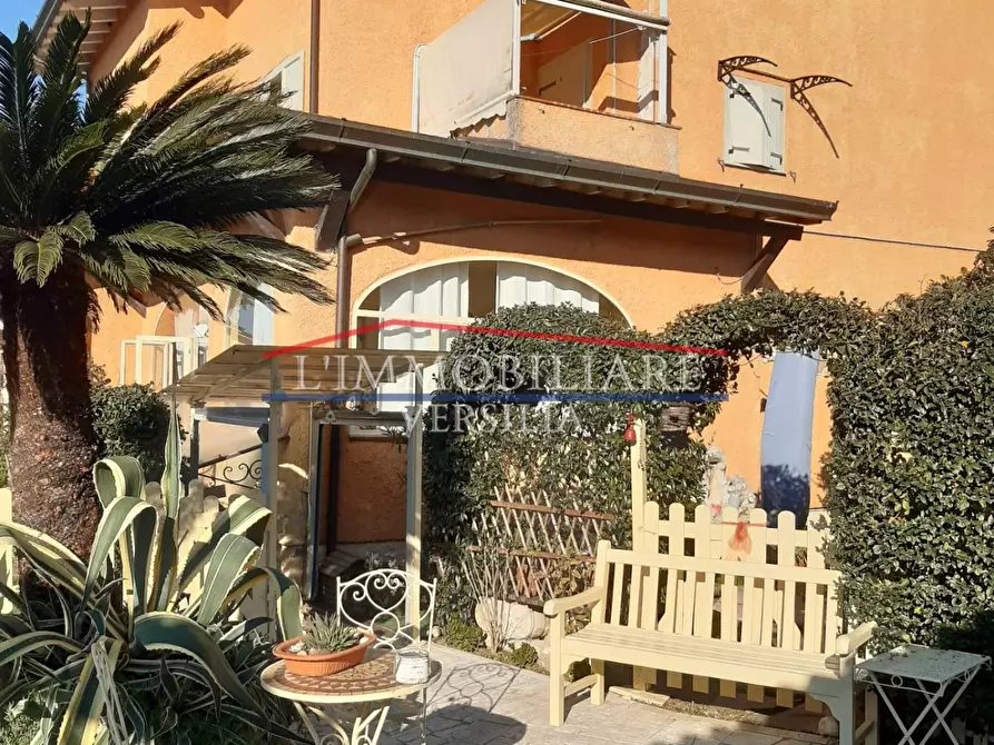 Immagine 1 di Casa bifamiliare in vendita  a Montignoso