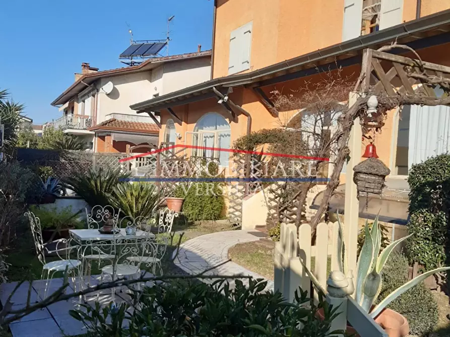 Immagine 2 di Casa bifamiliare in vendita  a Montignoso