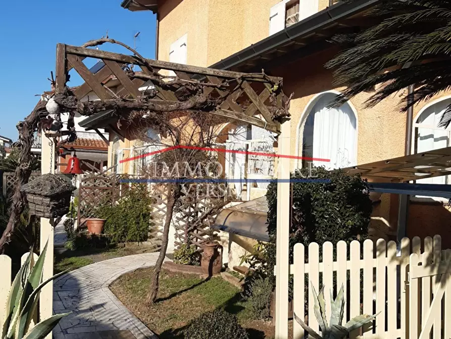 Immagine 9 di Casa bifamiliare in vendita  a Montignoso