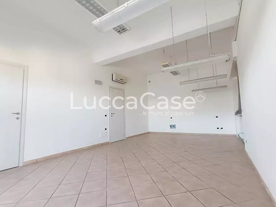 Immagine 5 di Locale commerciale in affitto  a Capannori