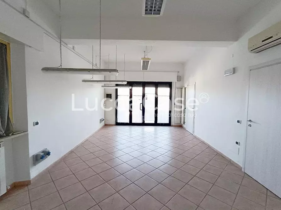 Immagine 3 di Locale commerciale in affitto  a Capannori