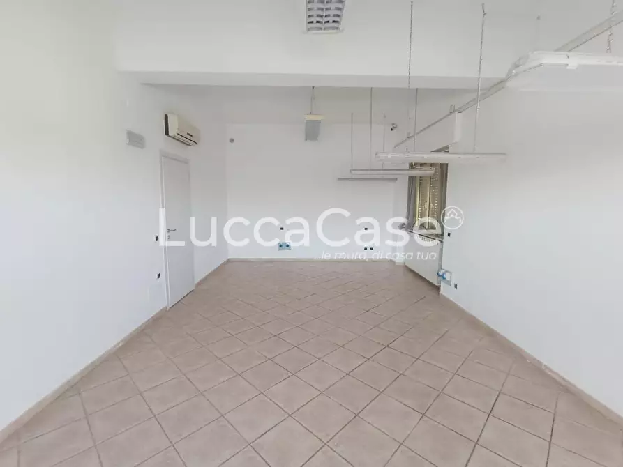 Immagine 4 di Locale commerciale in affitto  a Capannori