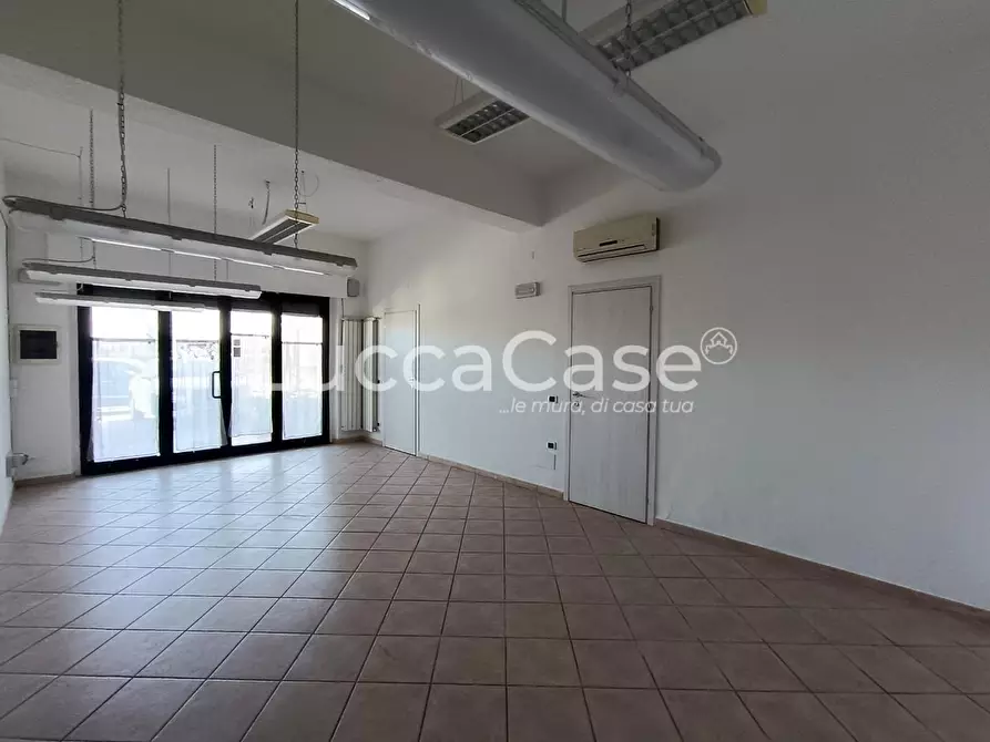 Immagine 2 di Locale commerciale in affitto  a Capannori