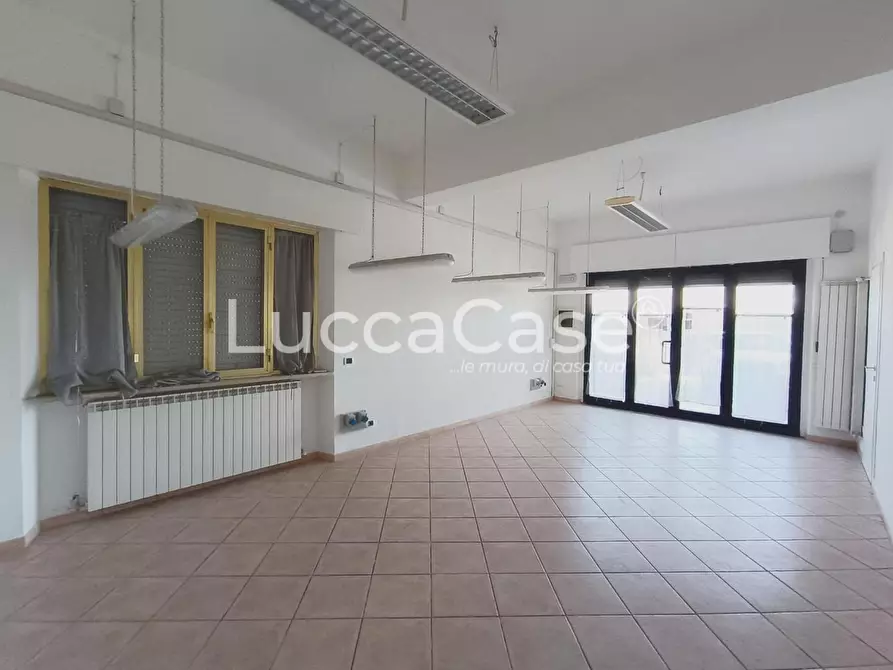 Immagine 1 di Locale commerciale in affitto  a Capannori