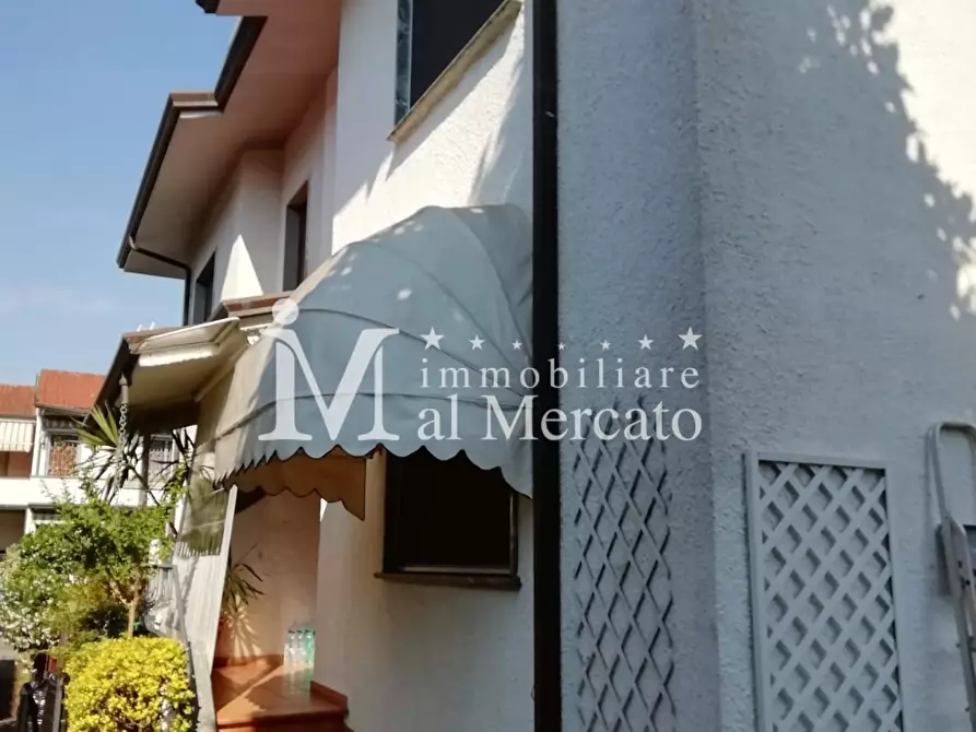 Immagine 1 di Villetta a schiera in vendita  a Viareggio