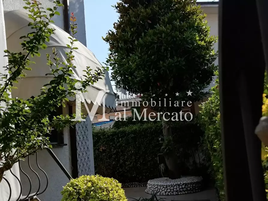 Immagine 2 di Villetta a schiera in vendita  a Viareggio