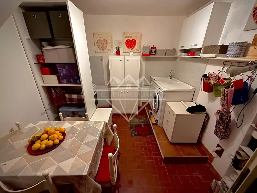 Immagine 85 di Villa in vendita  a Carrara