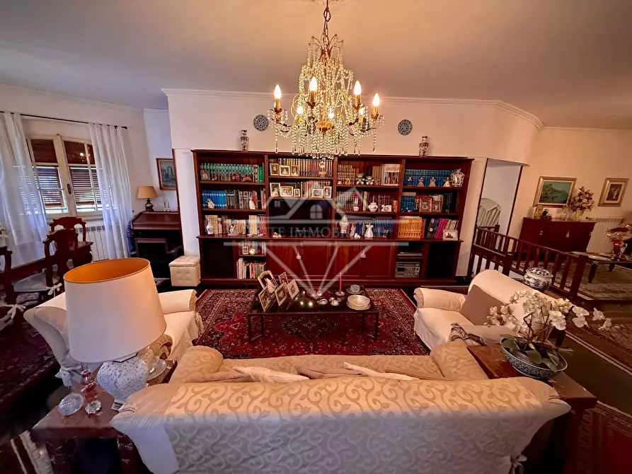 Immagine 45 di Villa in vendita  a Carrara