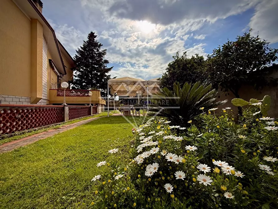 Immagine 9 di Villa in vendita  a Carrara