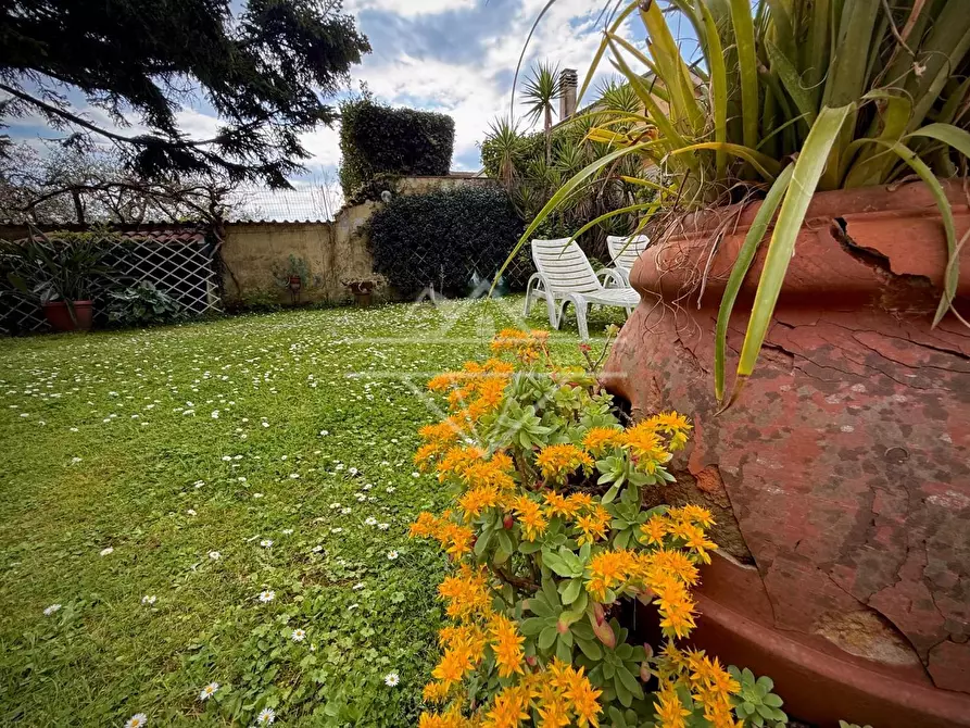 Immagine 15 di Villa in vendita  a Carrara