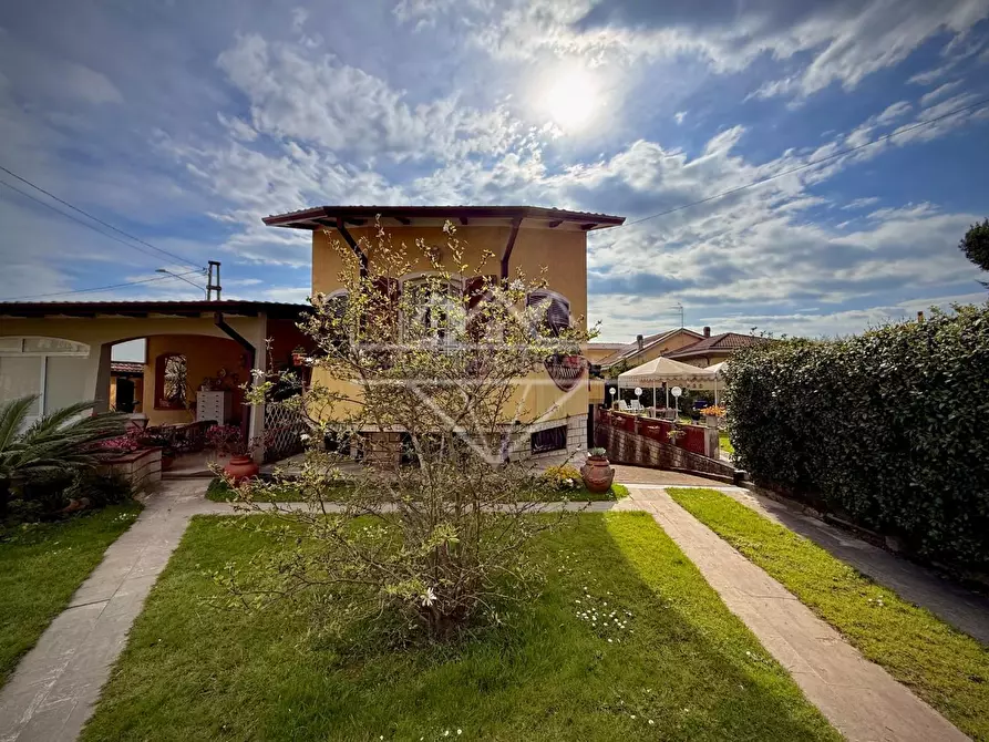 Immagine 7 di Villa in vendita  a Carrara