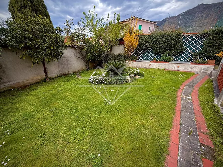 Immagine 10 di Villa in vendita  a Carrara