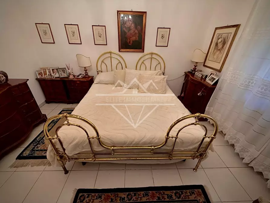 Immagine 70 di Villa in vendita  a Carrara