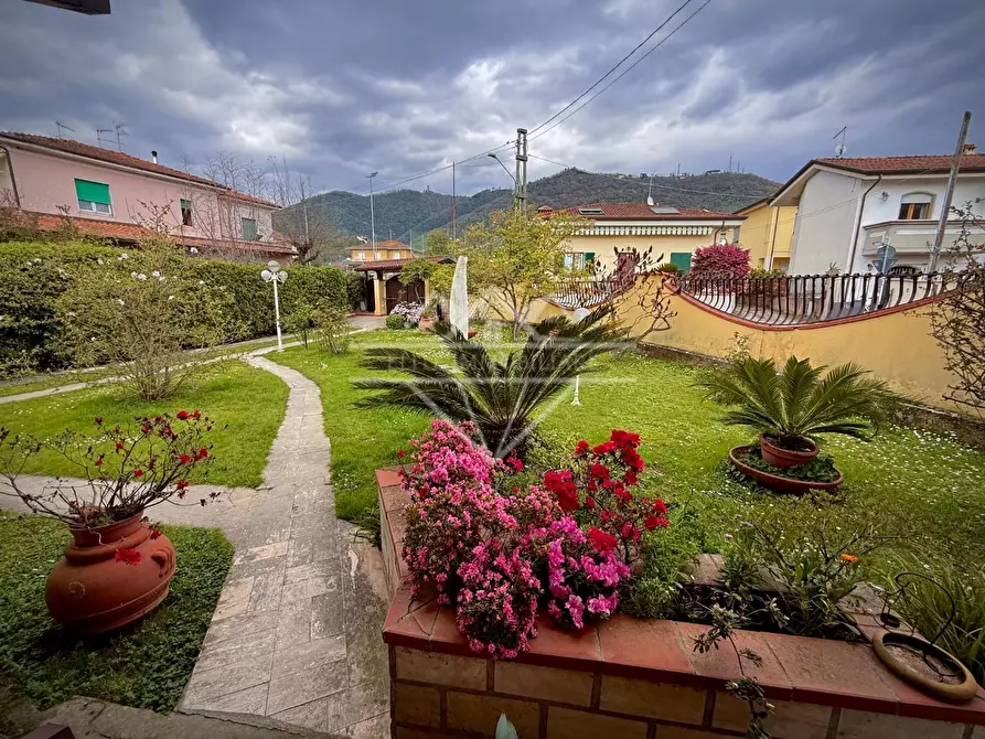 Immagine 21 di Villa in vendita  a Carrara